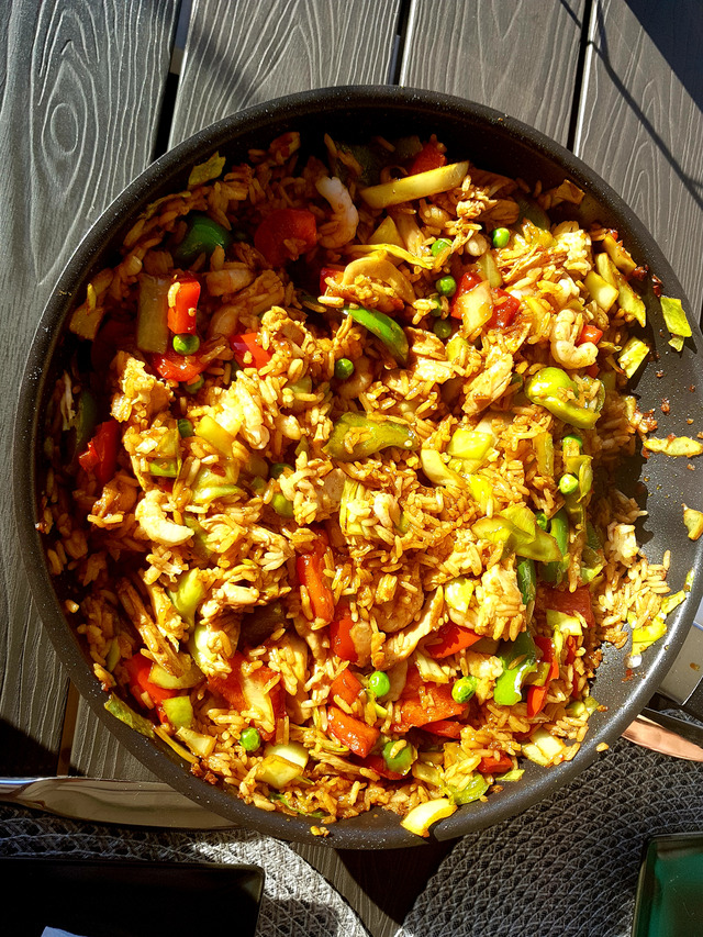 Nasi Goreng med grillad kyckling och räkor