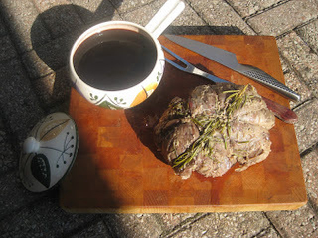 Lammstek med rosmarin och vitlök samt potatisgratäng med rödvinssky