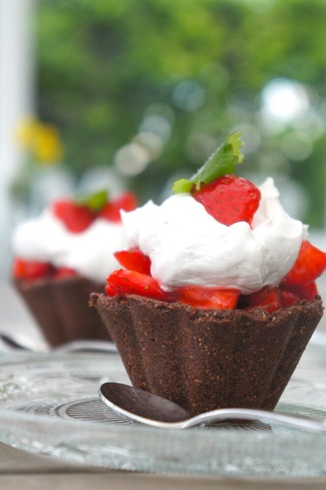 Raw chokladkaka med limemarinerade jordgubbar