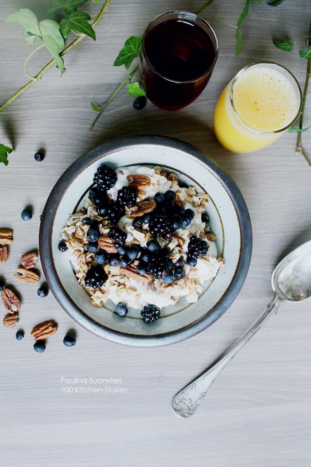 5 Health Benefits of Blueberries // Swedish Blueberry Breakfast Bowl