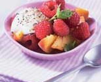 Persikor och hallon med yoghurtgrädde och kardemumma