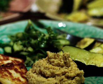 Gurksallad, hummus, grillad zucchini och halloumi