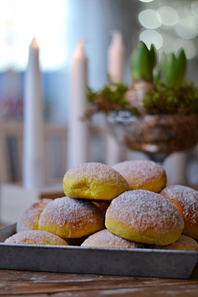 Enkel saffransbulle med vaniljkräm