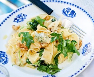 Pasta Pappardelle med tre sorters ost och valnötter