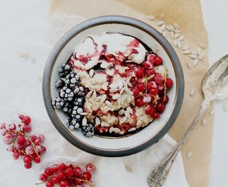 Oatmeal with Vegan "Quark", Raw Bluberry Juice, Berries & Sunflower Seeds