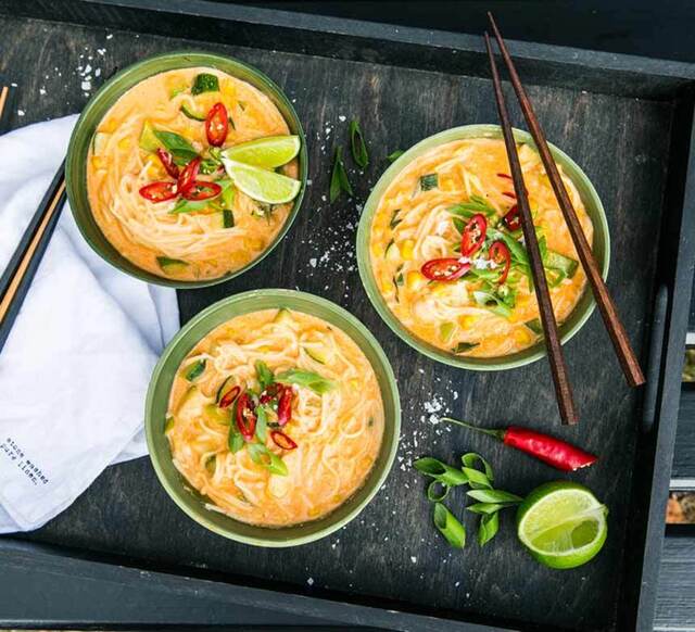 Röd currygryta med nudlar, kokosmjölk och zucchini