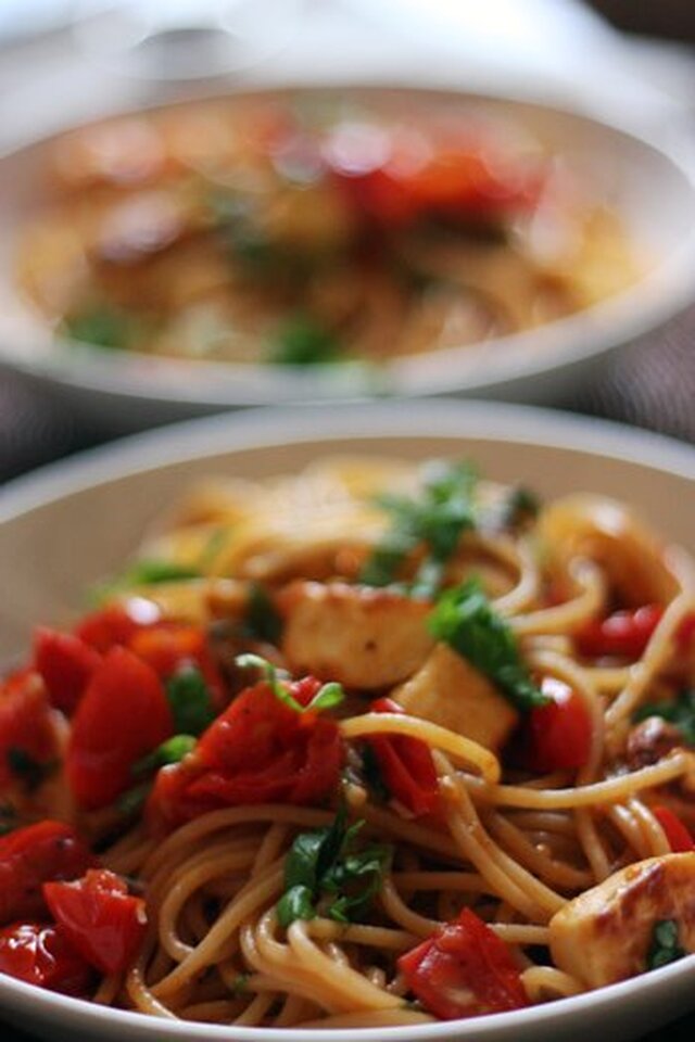 Fullkornsspaghetti med halloumi, vitlök och tomater
