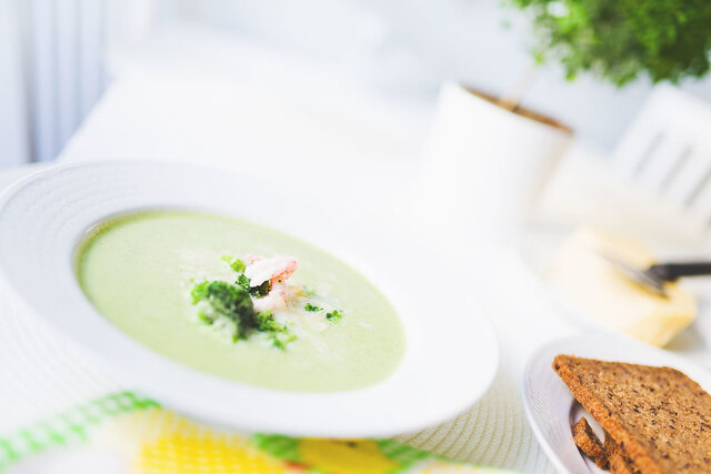 Krämig broccolisoppa med räkor och parmesan