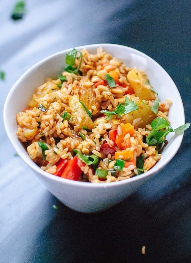 Fried rice med ägg och grönsaker.