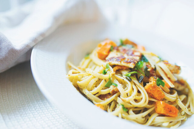 Pasta med pesto, halloumi och ugnsrostad sötpotatis