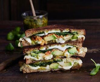 Toast med mozzarella, pistaschpesto och avokado