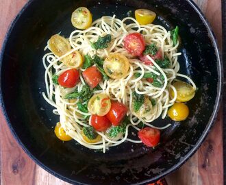 Spaghetti med grönkål, körsbärstomater, vitlök och chili