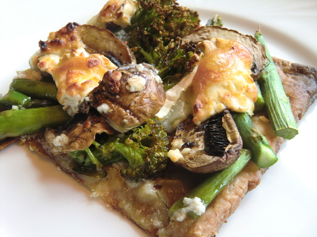Glutenfri, vegetarisk smördegspizza med sparrisbroccoli, kastanjechampinjoner, sparris, chèvre och agavesirap