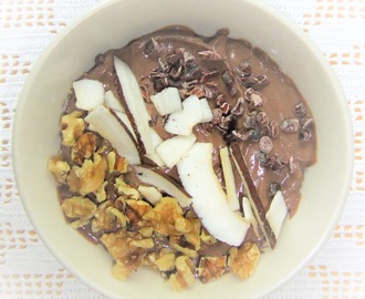 Krämig acai bowl med nötter, avokado och kakao