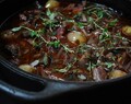 Makalöst god Boeuf bourguignon på långkokt högrev