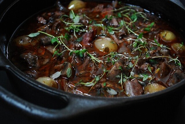 Makalöst god Boeuf bourguignon på långkokt högrev