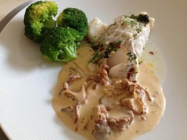 LCHF recept för Ugnsbakad torsk med kokt broccoli och kantarellsås
