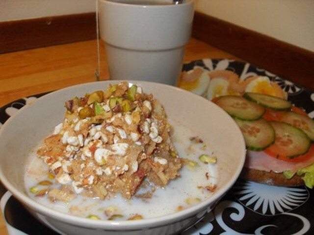 Grahamsgröt med äppel- och kanelkeso och pistagenötter