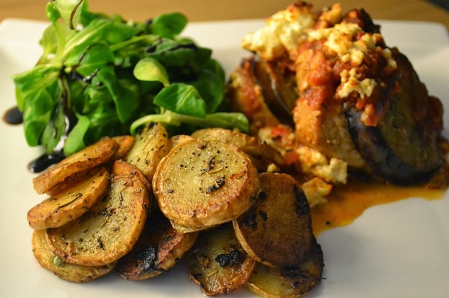 Fläskfilégratäng med aubergine och fetaost och råstekt potatis