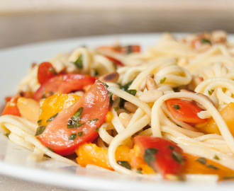 Hemgjord pasta med tomatsallad