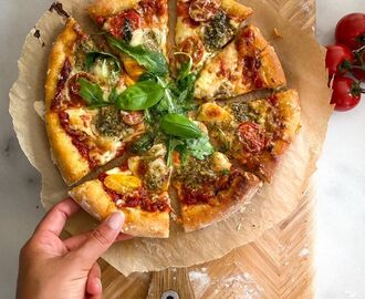 Pizza med tomat, pest  och mozzarella