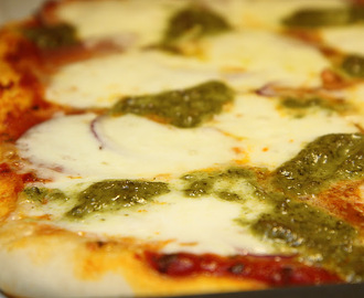 Pizza med salami, pesto och mozarella