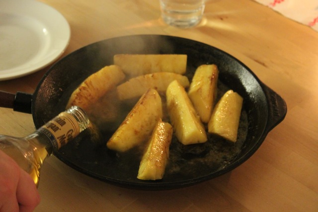 Flamberad Ananas med Kokoskräm