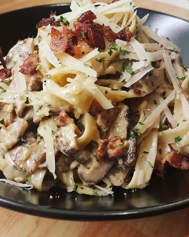 Tagliatelle med krämig svampsås och knaperstekt bacon!