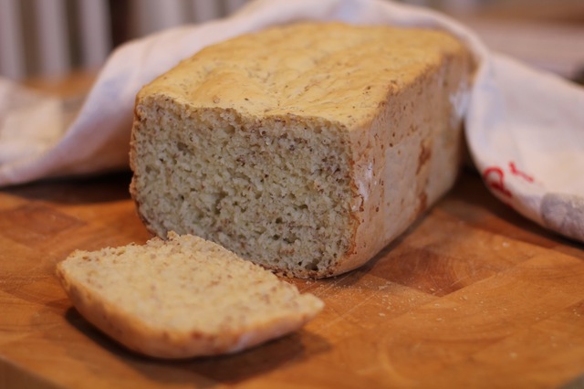Vitt fylligt bröd med fibrer;  gluten- och mjölkfri
