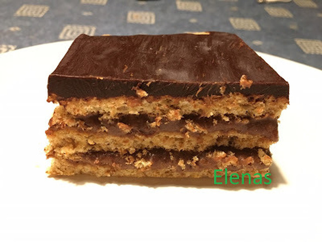 Nötkaka med kakaokräm och chokladglasyr i långpanna (Sumegi - rumänsk kaka)