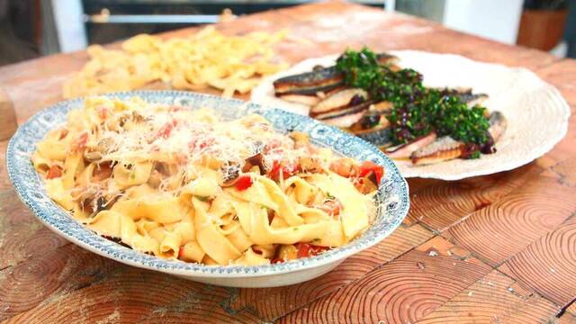 Stekt makrill med hemgjord pasta och oliver