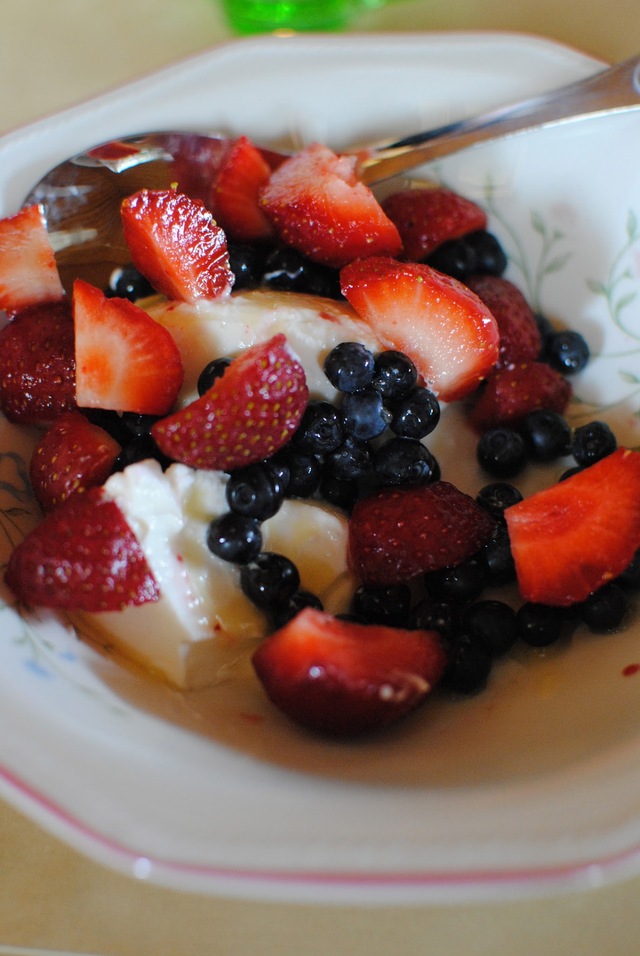Yoghurt med blåbär och jordgubbar