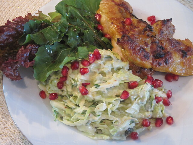 Grön coleslaw med avocado, kiwi och lime till marinerade kycklinglår