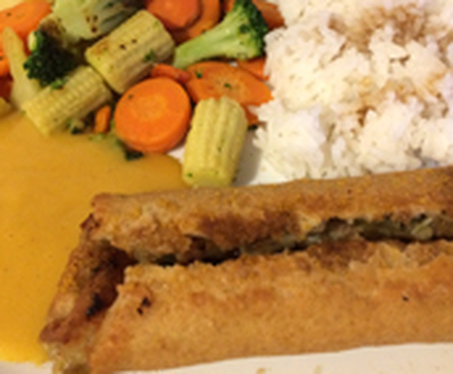Vårrullar med kokt ris, currysås och wokgrönsaker