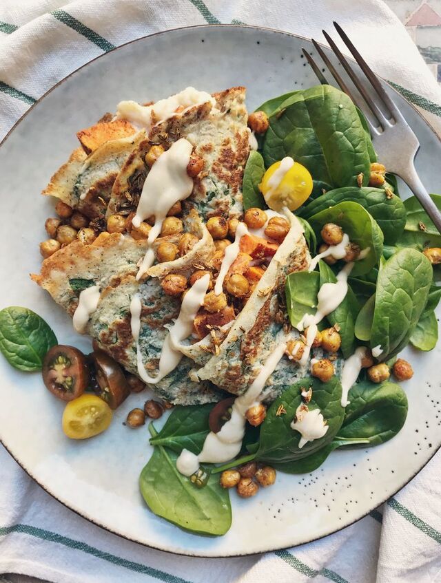 Glutenfria spenatpannkakor med blomkålspuré, sötpotatis och rostade kikärtor