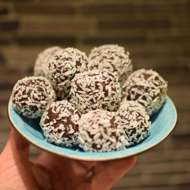 Raw food-chokladbollar med dadlar