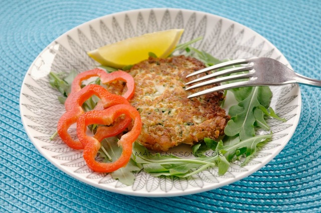 Vegetariska biffar med zucchini och halloumiost.