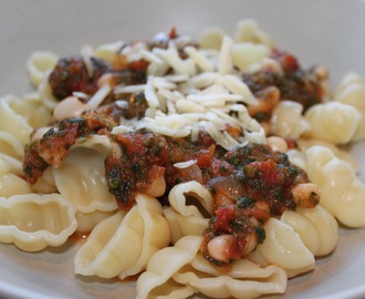 Vegetarisk pastasås med bönor, spenat och pesto