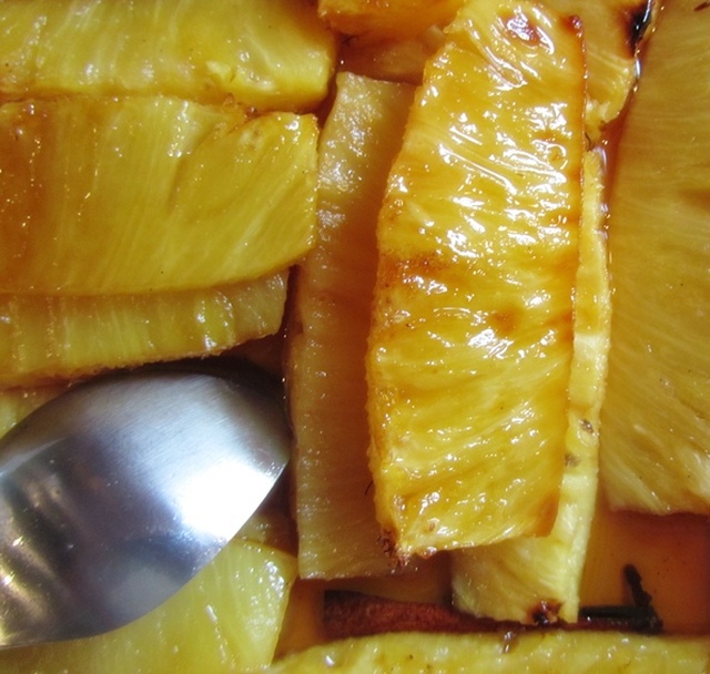 Ugnsbakad ananas med lönnsirap, rom & vanilj