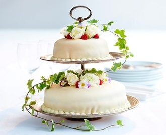 Tårta med vitt marsipanlock och blomster