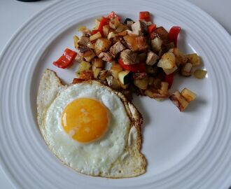 För trött för mellansnack - Pyttipanna med stekt ägg