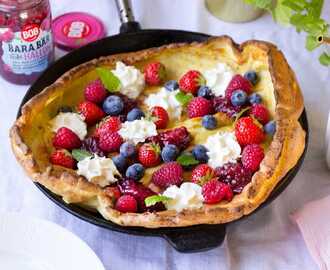 Dutch baby med bär och grädde