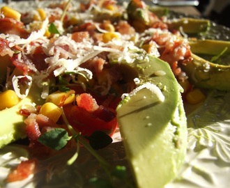 Baconsallad med timjan, majs och avokado