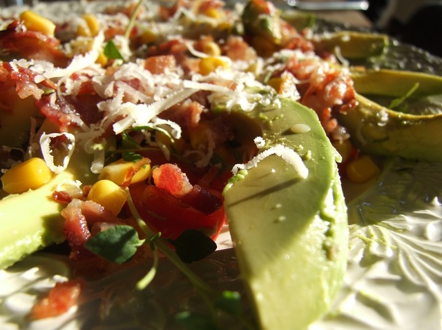 Baconsallad med timjan, majs och avokado