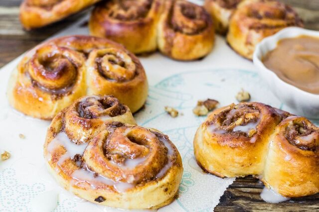 Nattjästa kanel- och kolabullar med valnötter & citronfrosting