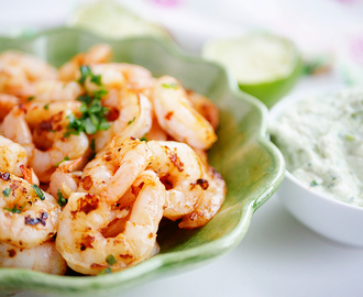 Grillad lime-scampi med avocadodipp