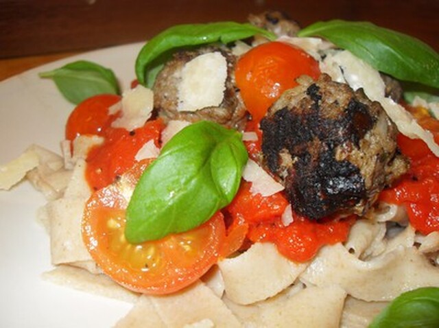 Hemmagjord pasta med egenrullade köttbullar och tomatsås