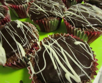 Dulce de lechefyllda chokladmuffins på tre sorters choklad (fyra om man ska vara petig)