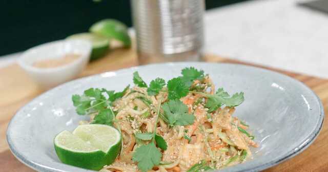 Krämiga nudlar med räkor, röd curry och kokosmjölk