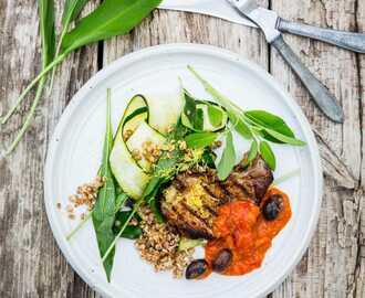 Salviakotletter med squashsallad och tomatsås